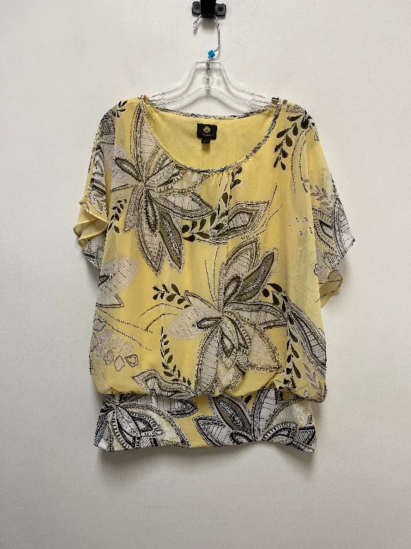 Top Short Sleeve By Jm Collections In Yellow, Size: L